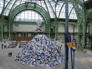 En 2010, c'était le textile usagé de Charles Boltanski qui avait investie le Grand Palais 