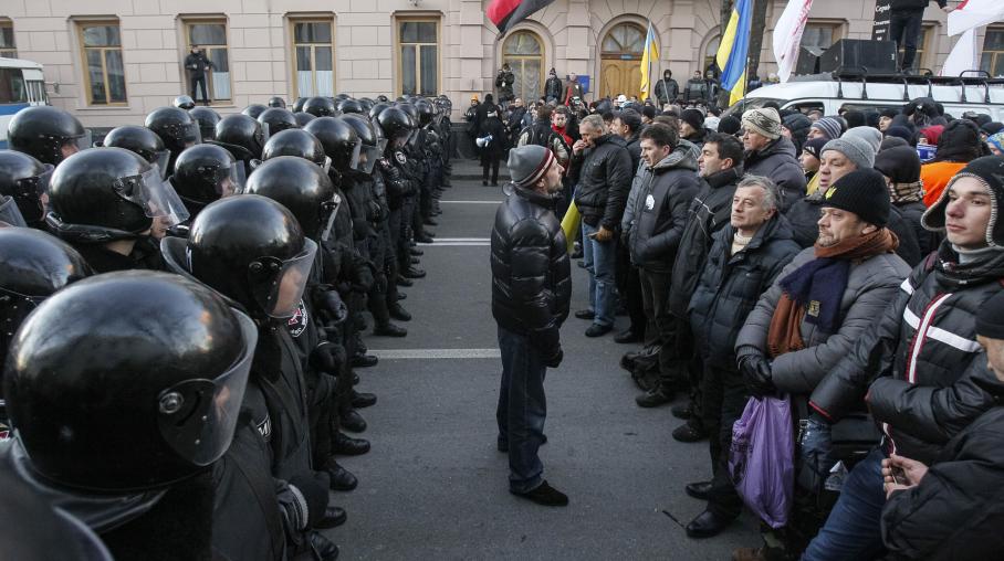 Des manifestants pro-européens face à la police, à Kiev (Ukraine), près du Parlement ukrainien, le 3 décembre 2013. (GLEB GARANICH : REUTERS) : Photo: francetvinfo