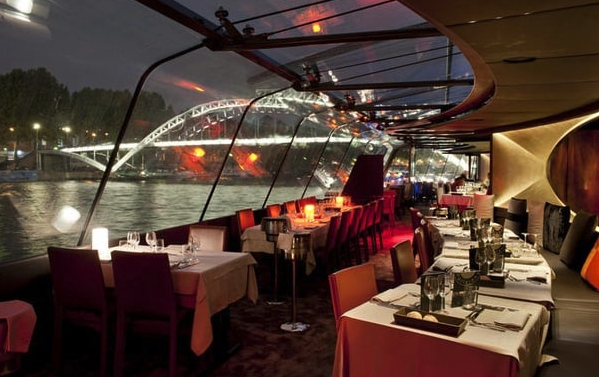 Un diner croisière sur mesure à Paris